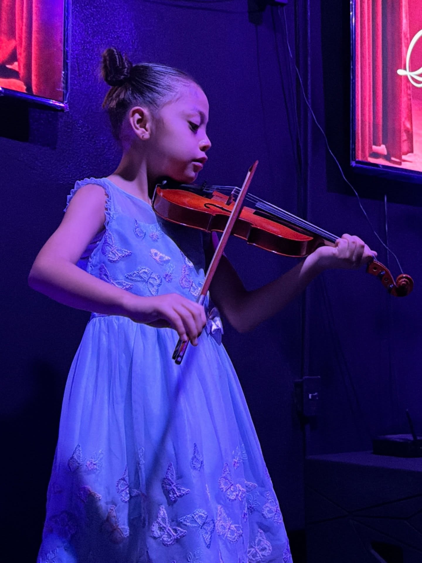 Alumna de CEART tocando violín en recital